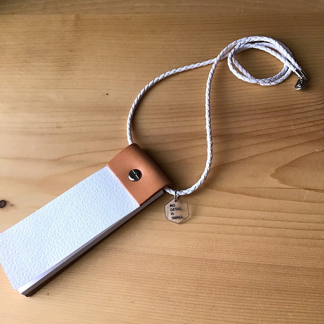 首からかけられるメモ Refimo stick