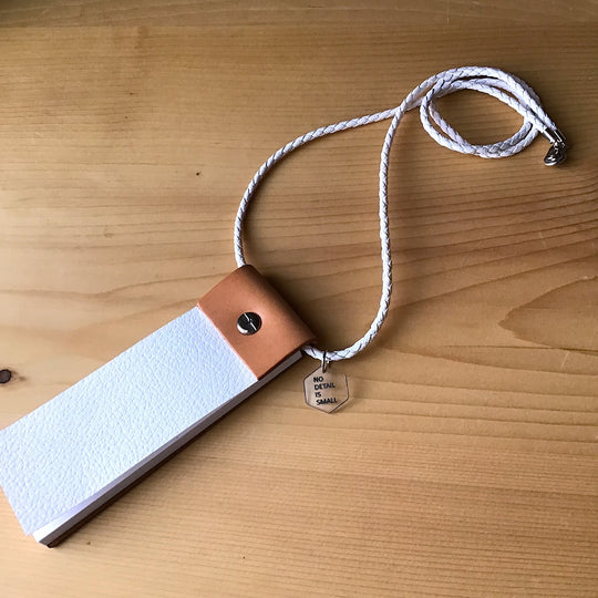 首からかけられるメモ Refimo stick