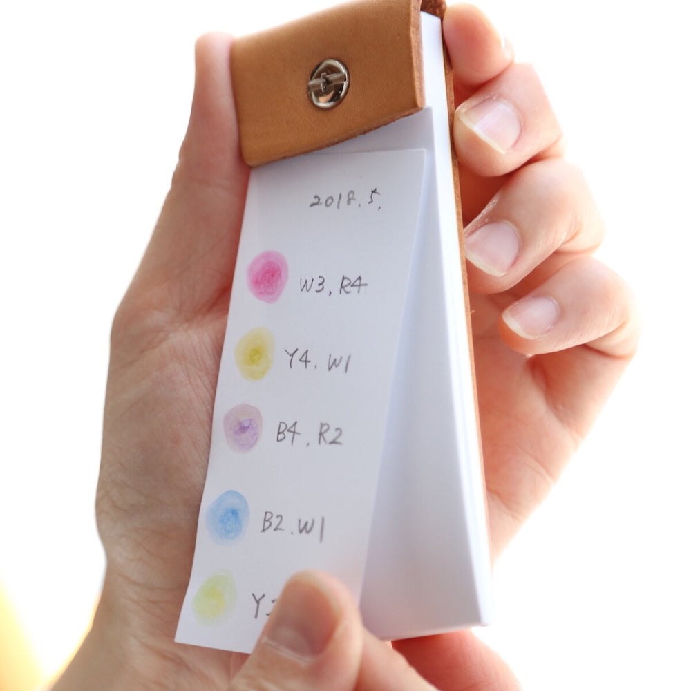 首からかけられるメモ Refimo stick