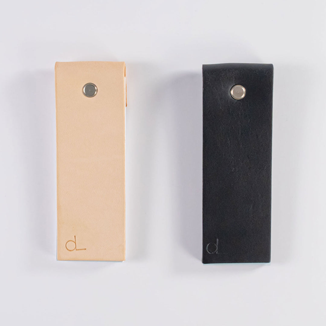 首からかけられるメモ Refimo stick