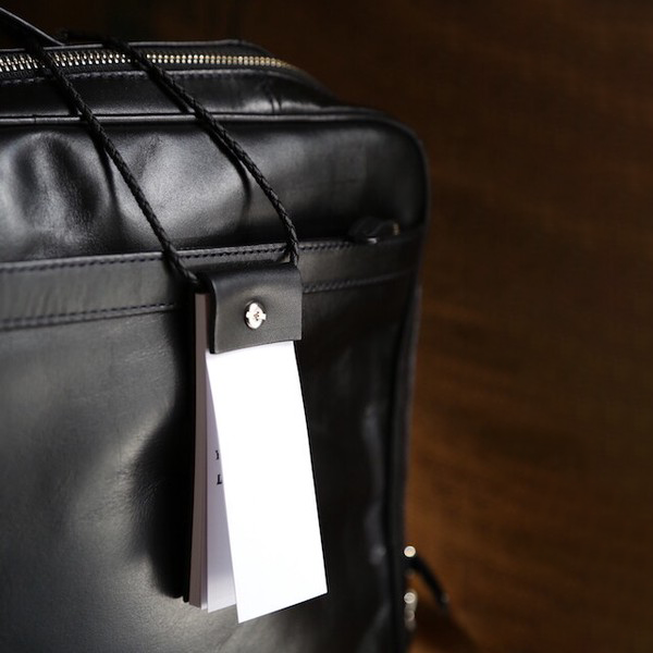 首からかけられるメモ　Refimo stick