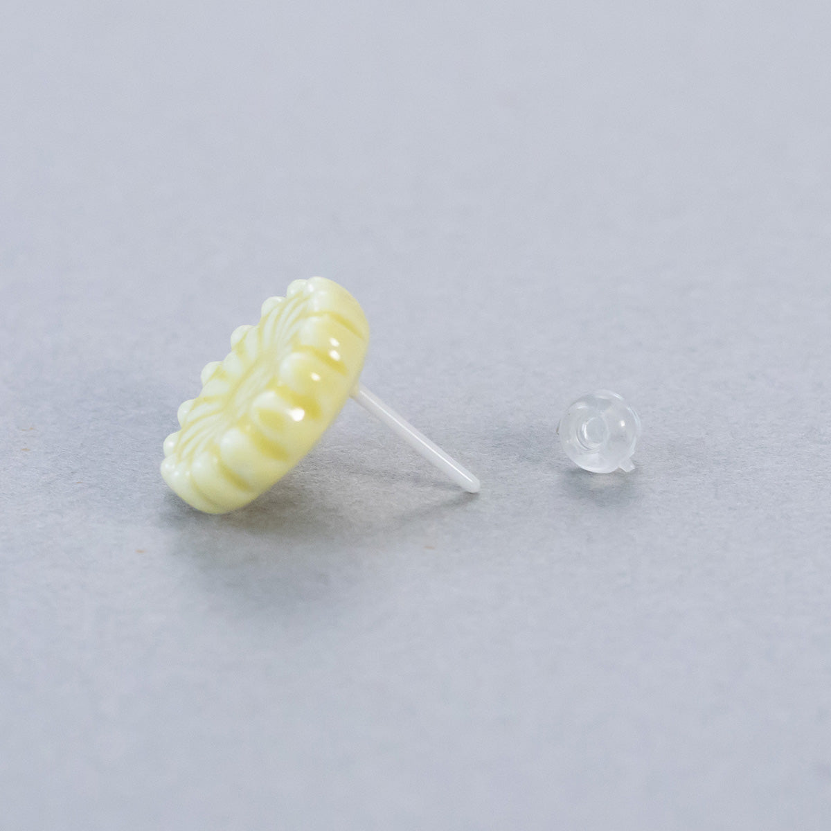 からだにやさしい陶器ピアス デイジー（金属アレルギー対応セラミック