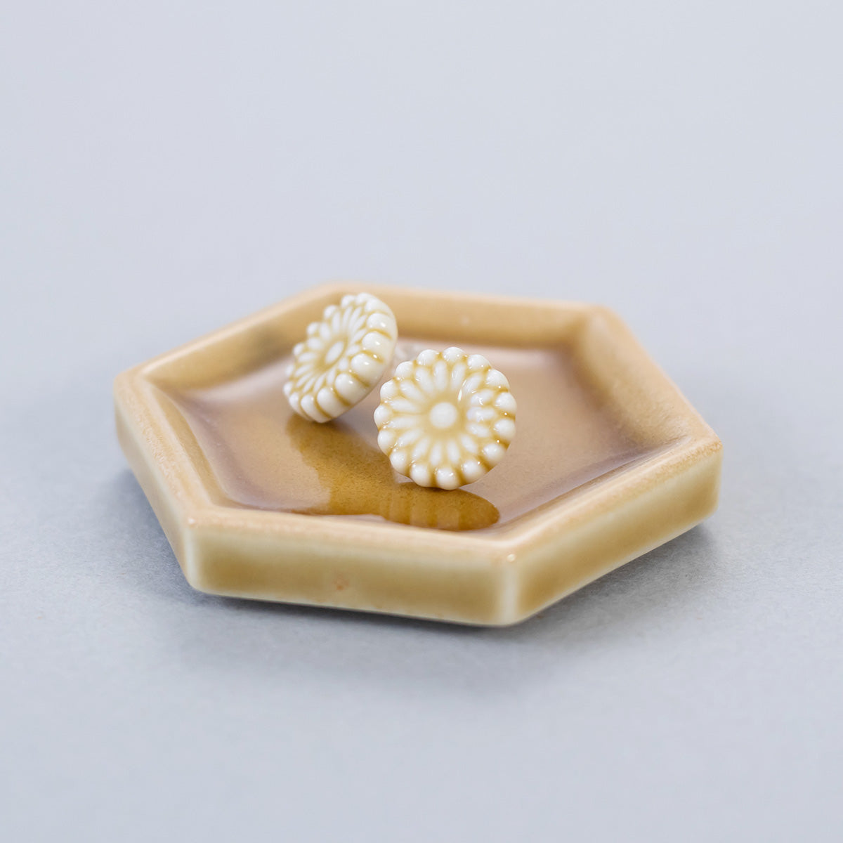 からだにやさしい陶器ピアス デイジー（金属アレルギー対応セラミック