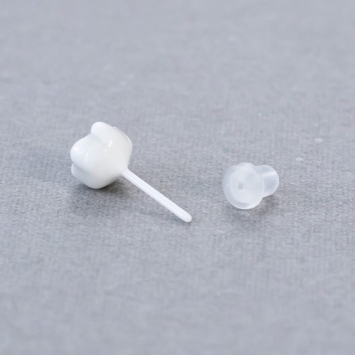 土からできた、からだにやさしい陶器ピアス 野ばら（金属アレルギー