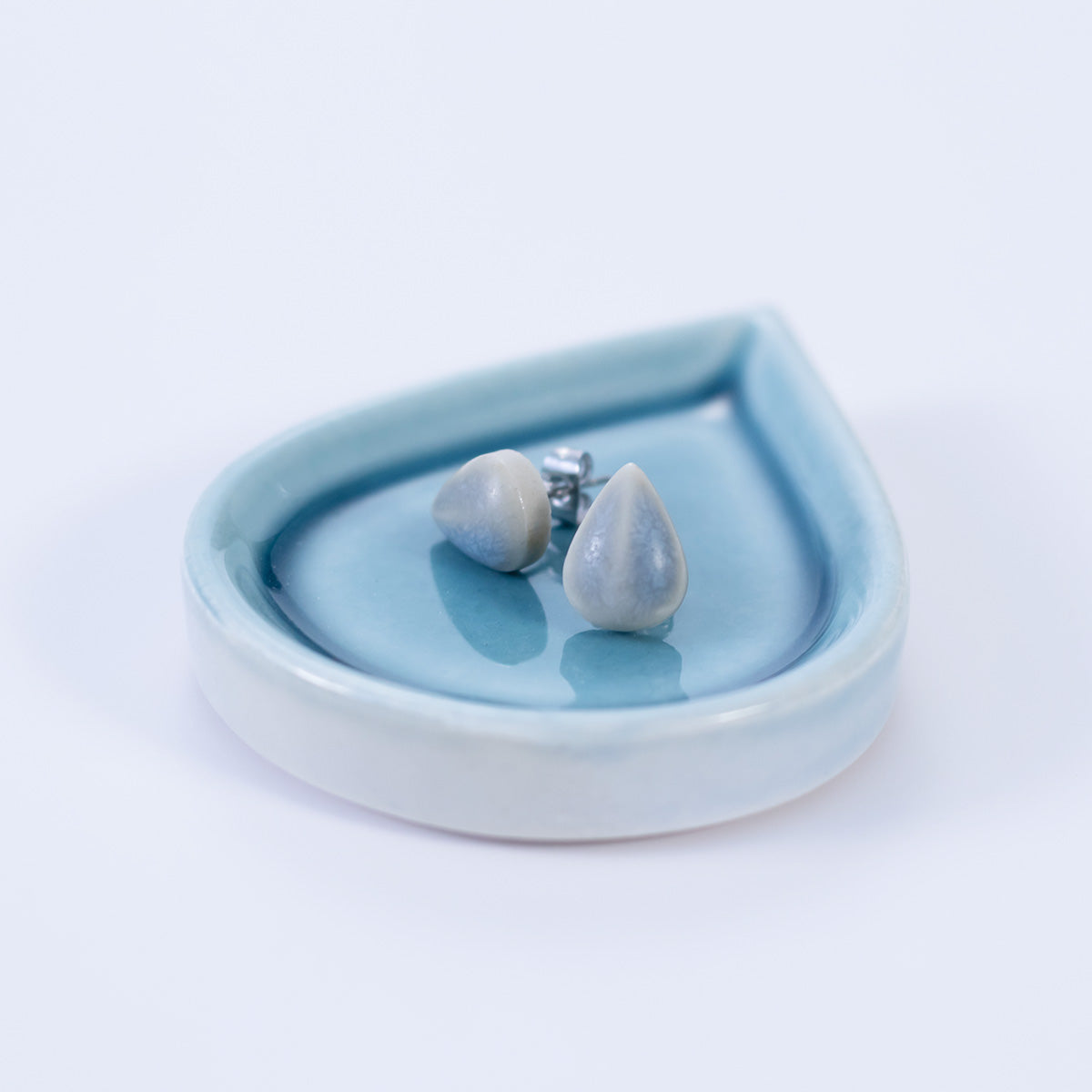 新品　美濃焼　すくすく 14.3cm小皿　はな 美濃焼】しずくの形がかわいい小さなお皿 | アクセサリー置きや箸置き