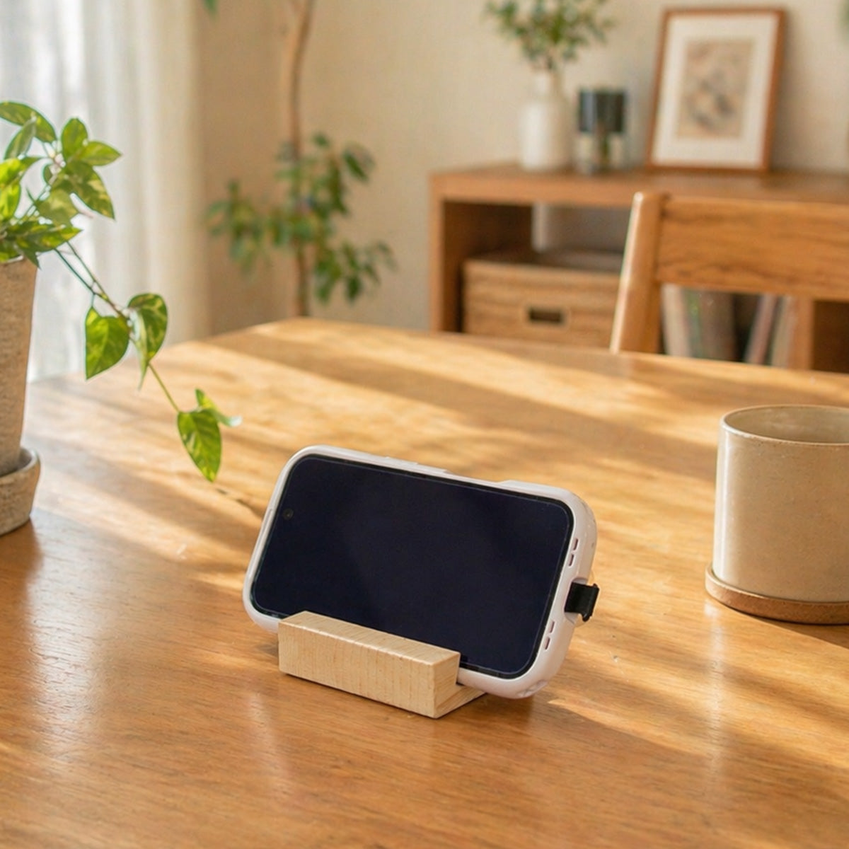 厚めのケースも収まるスマホスタンド 青森ひば スマホ＆タブレット